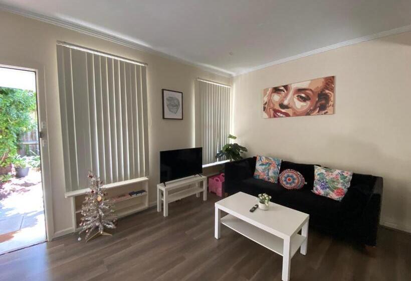 펜션 Mitcham Station Home Stay