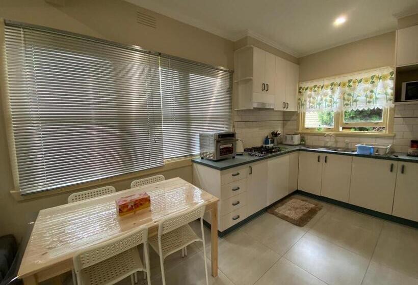 펜션 Mitcham Station Home Stay
