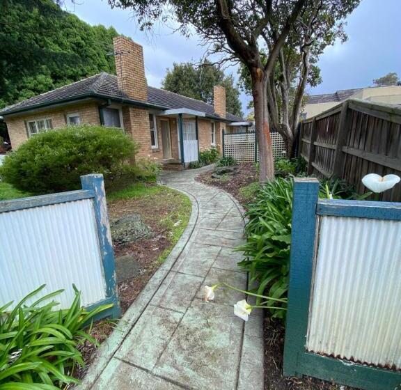 펜션 Mitcham Station Home Stay