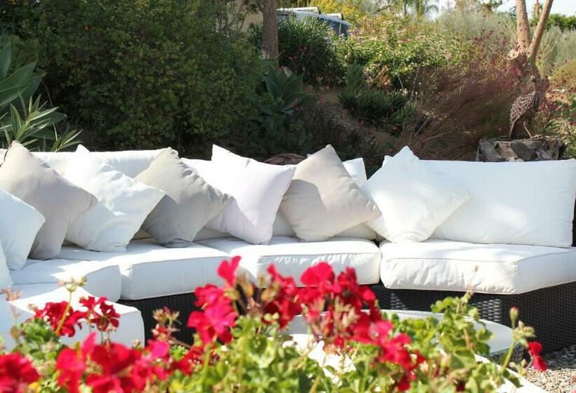 مبيت وإفطار Los Chozones