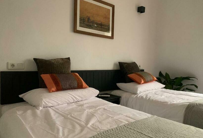 مبيت وإفطار Los Chozones