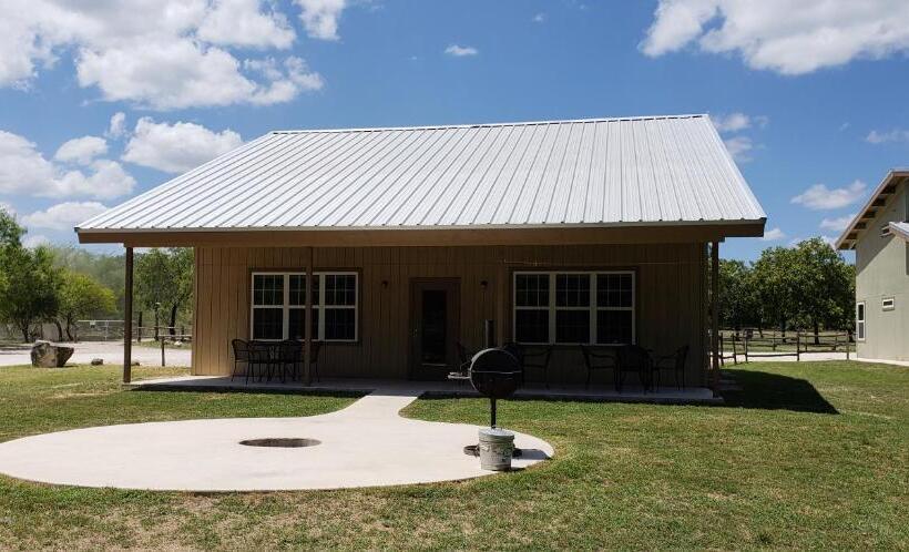 Отель Seven Bluff Cabins