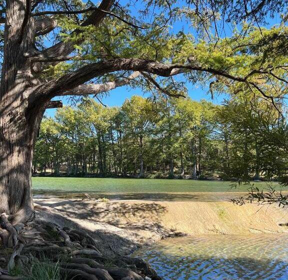 Отель Seven Bluff Cabins