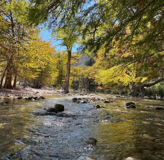 Отель Seven Bluff Cabins