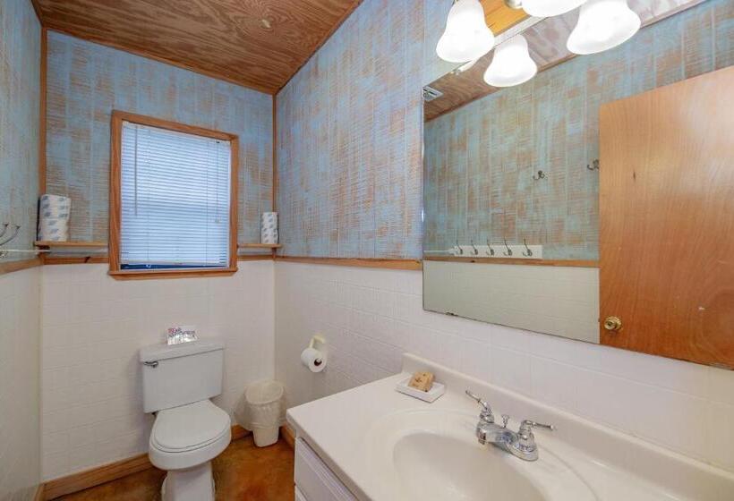 Отель Seven Bluff Cabins