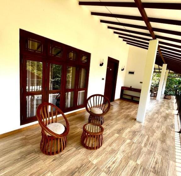 فندق Sigiriya Cashew Palace Resort