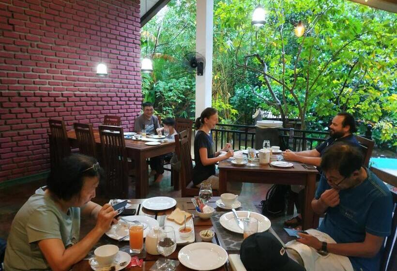 فندق Sigiriya Cashew Palace Resort