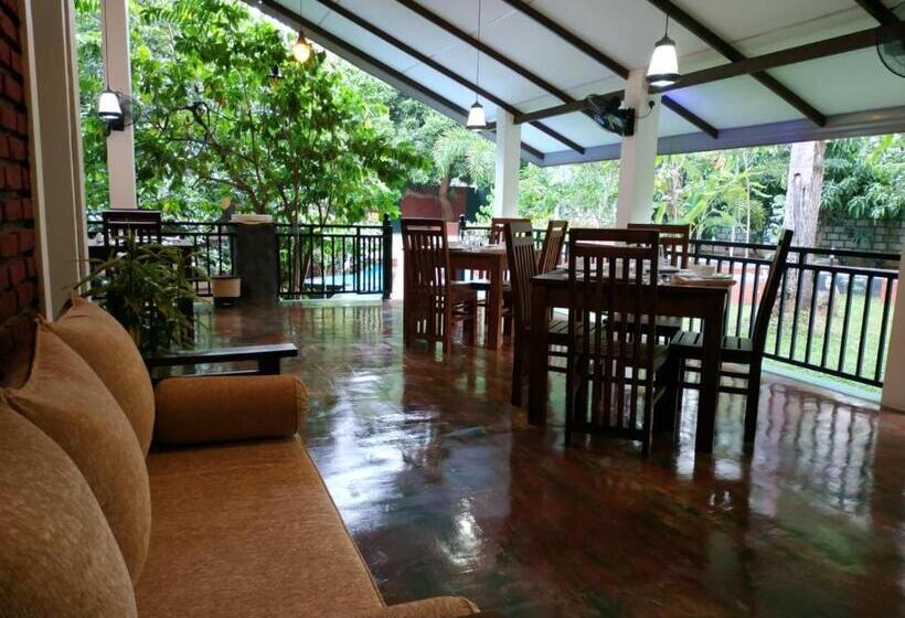 فندق Sigiriya Cashew Palace Resort
