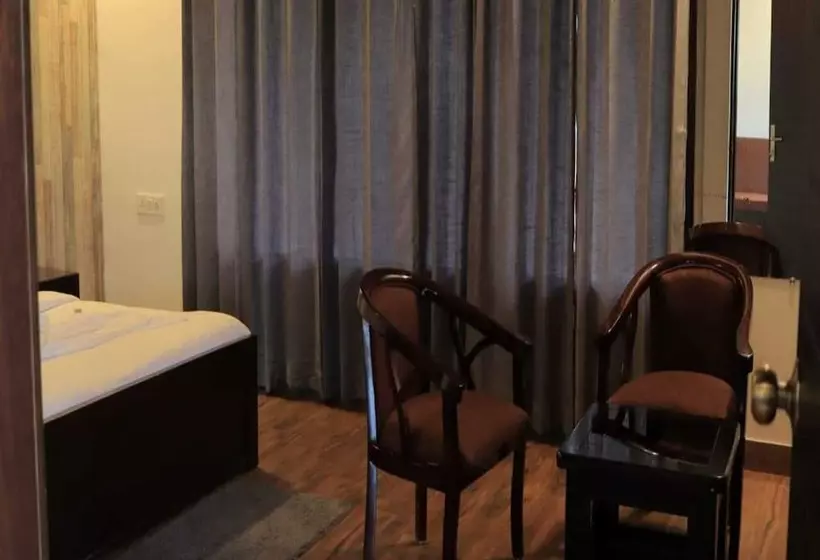 Hotelli Katyuri Nature View Resort, Lansdowne