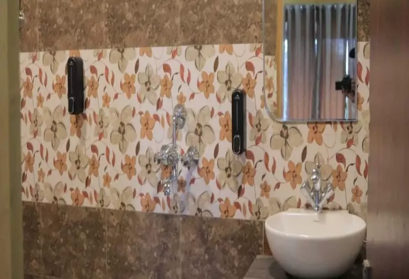 Hotelli Katyuri Nature View Resort, Lansdowne