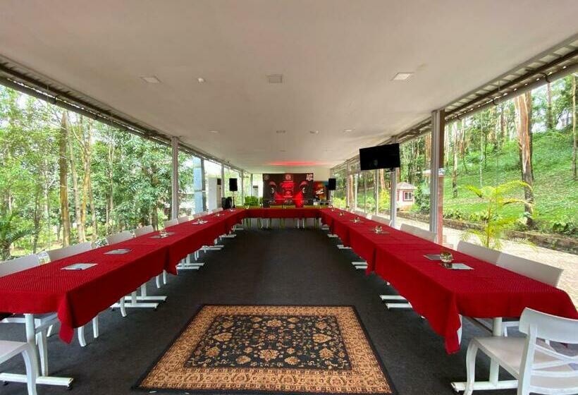 منتجع Shoonya Farm Retreat