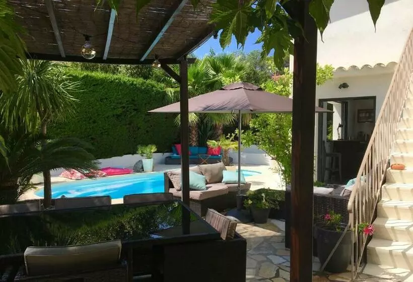تختخواب و صبحانه Bed,kitchen And Swimming Pool Villa Esterel