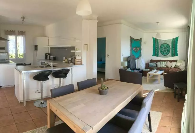 تختخواب و صبحانه Bed,kitchen And Swimming Pool Villa Esterel