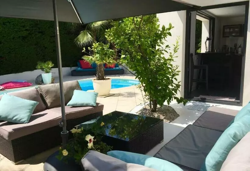 تختخواب و صبحانه Bed,kitchen And Swimming Pool Villa Esterel