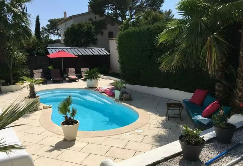 تختخواب و صبحانه Bed,kitchen And Swimming Pool Villa Esterel