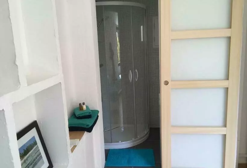 تختخواب و صبحانه Bed,kitchen And Swimming Pool Villa Esterel