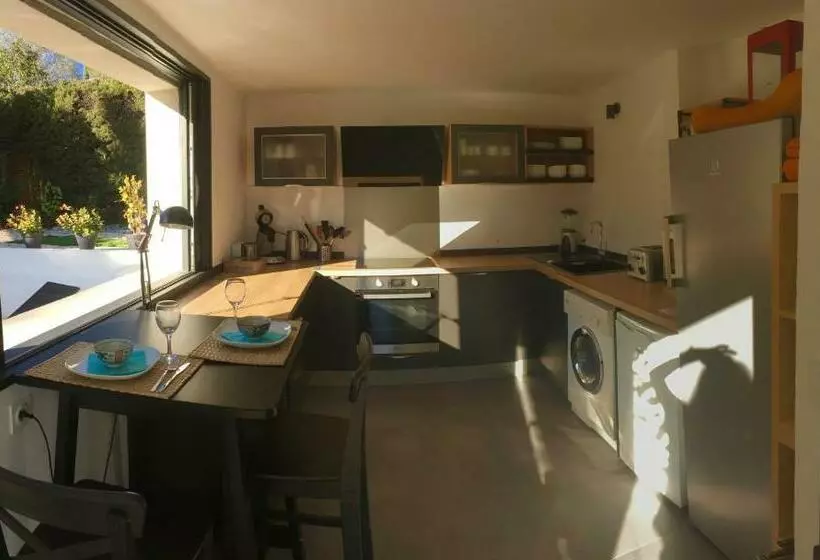 تختخواب و صبحانه Bed,kitchen And Swimming Pool Villa Esterel