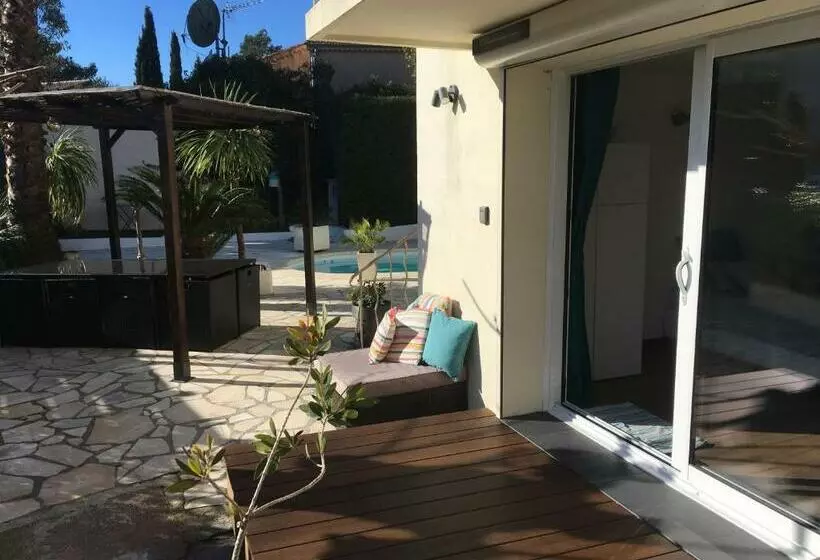 تختخواب و صبحانه Bed,kitchen And Swimming Pool Villa Esterel