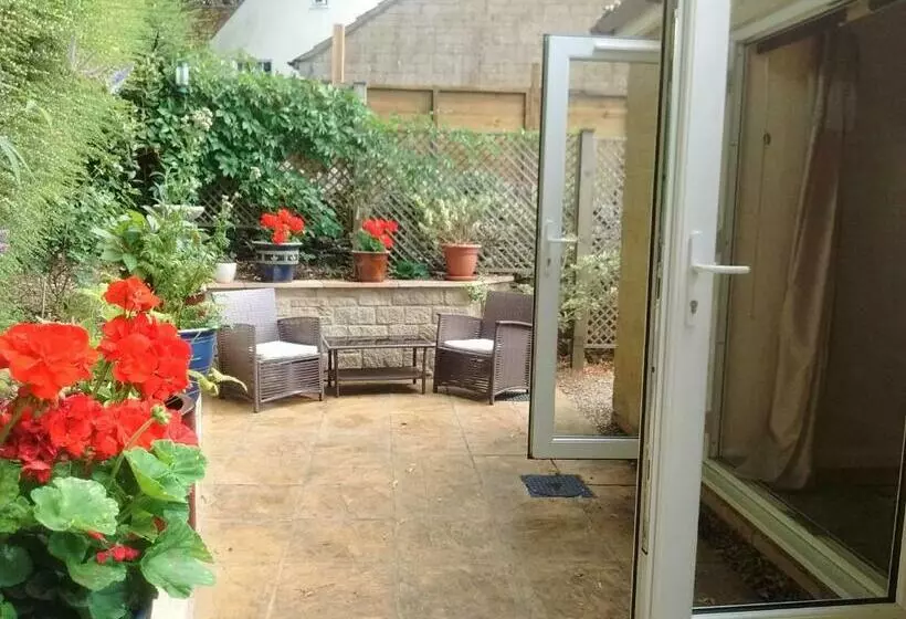 تختخواب و صبحانه Sunny Patch