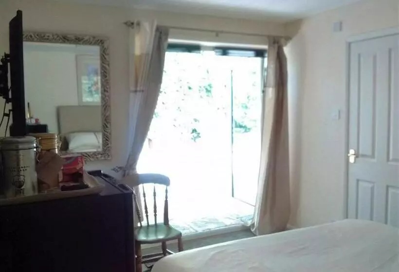 تختخواب و صبحانه Sunny Patch