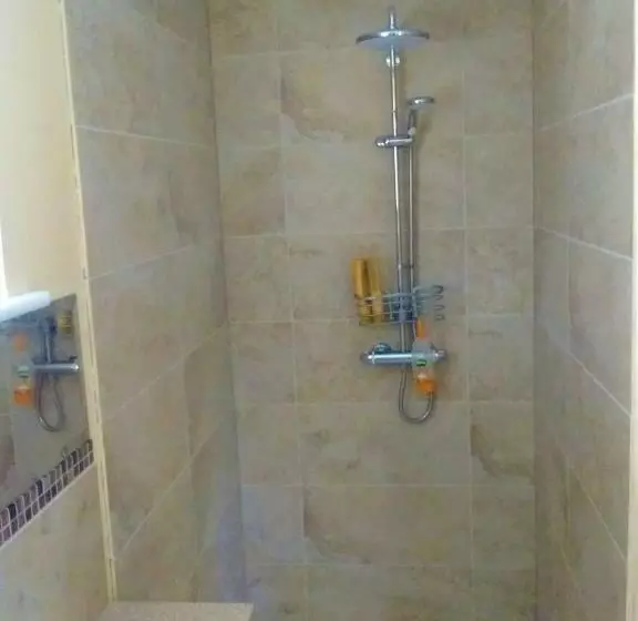 تختخواب و صبحانه Sunny Patch