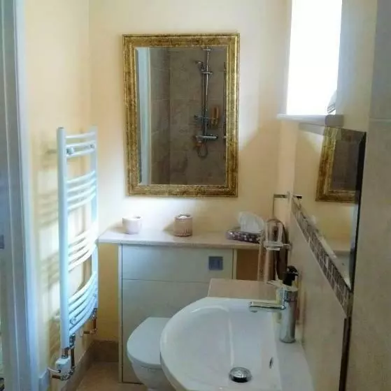 تختخواب و صبحانه Sunny Patch