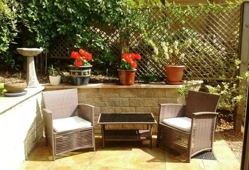 تختخواب و صبحانه Sunny Patch