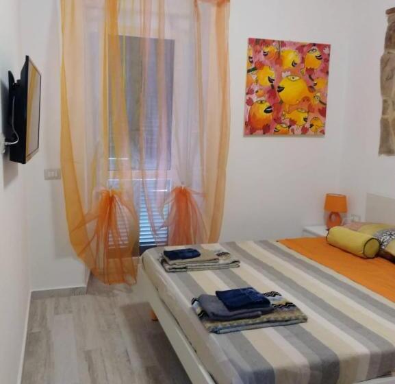 پانسیون Green And Orange Rooms