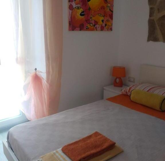 پانسیون Green And Orange Rooms