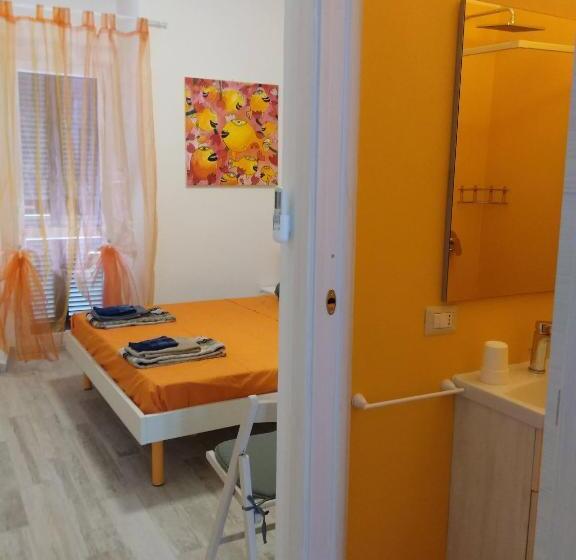 پانسیون Green And Orange Rooms