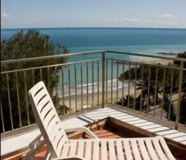 בית מלון כפרי Ambassador