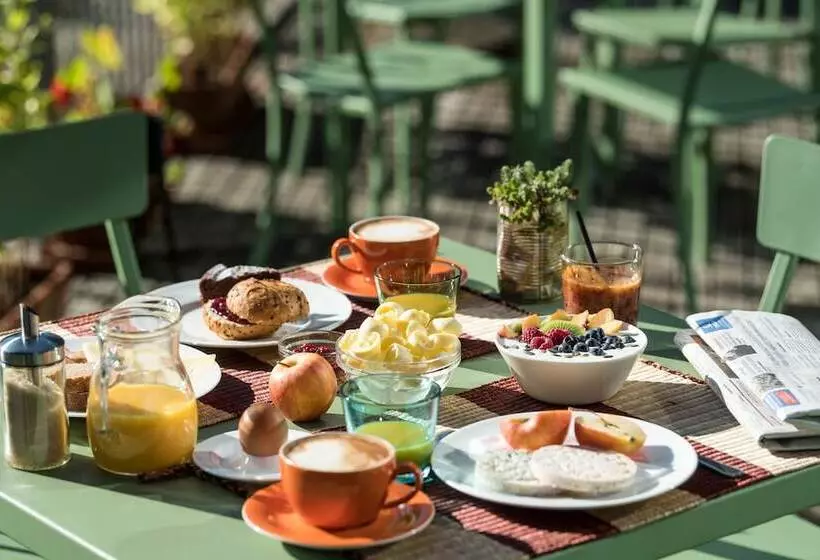 Отель Azalea Park