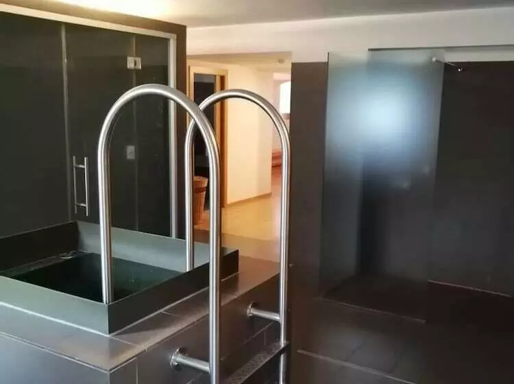 Отель Azalea Park