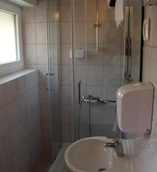 Retkeilymaja Back Budget Accomodation