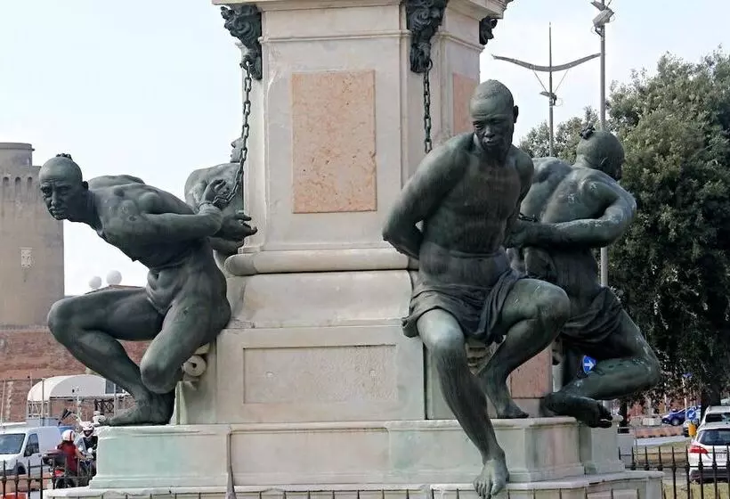 هتل The Port Residence