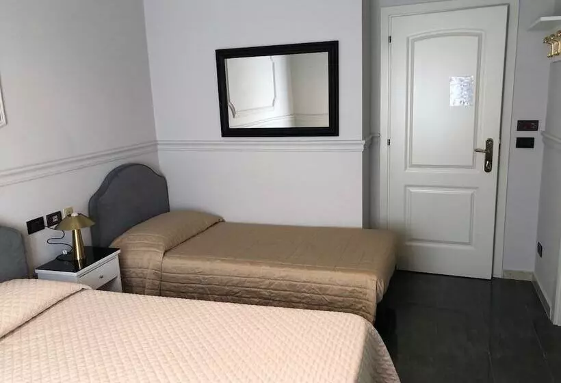 هتل The Port Residence