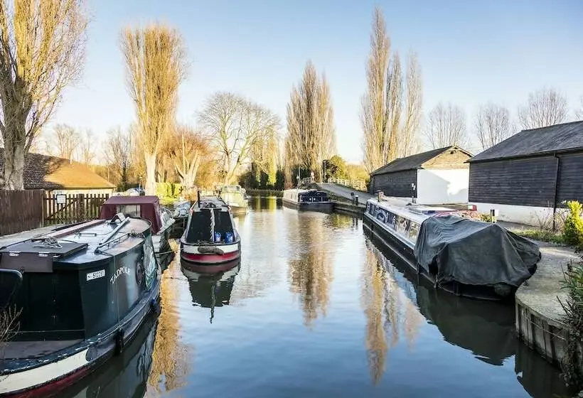 Hotelli Roydon Marina Village