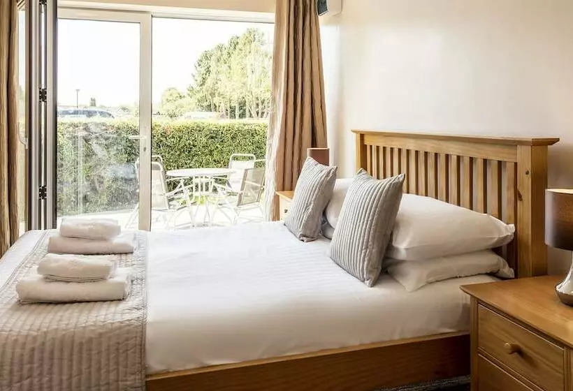 Hotelli Roydon Marina Village