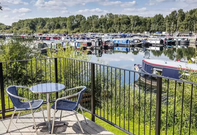 Hotelli Roydon Marina Village