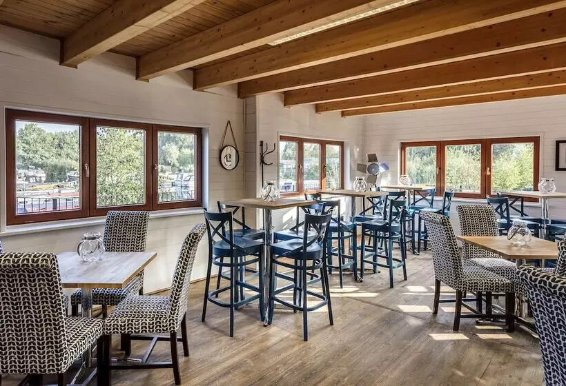 Hotelli Roydon Marina Village