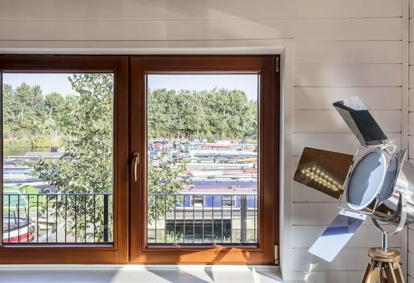 Hotelli Roydon Marina Village