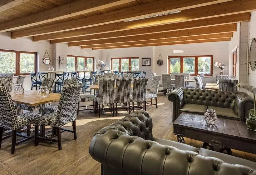 Hotelli Roydon Marina Village