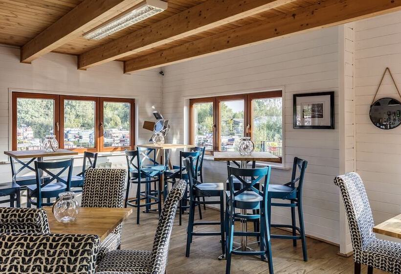 בית מלון כפרי Roydon Marina Village