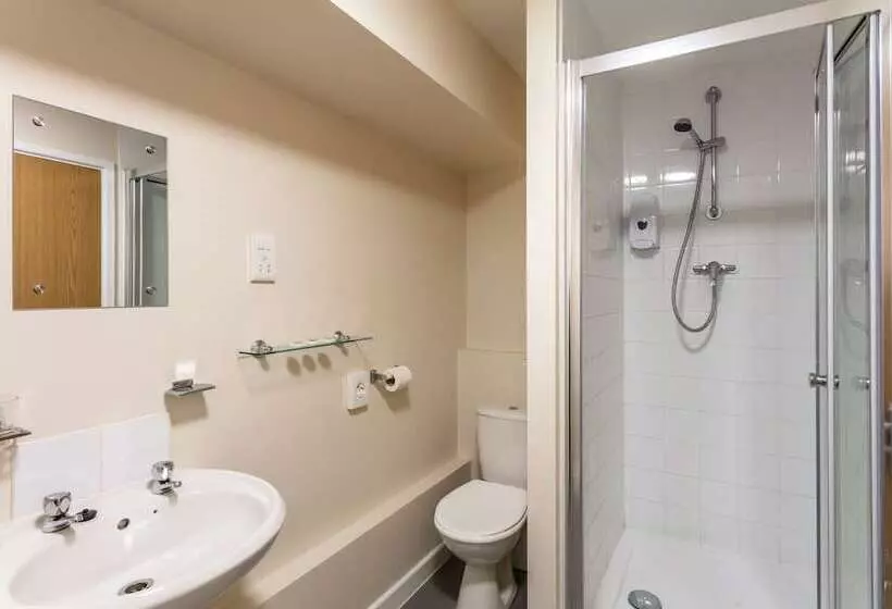 Hotelli Roydon Marina Village