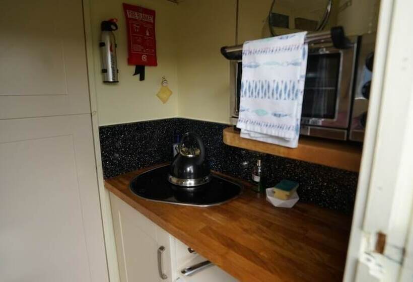 Showman S Hut @ Westcote