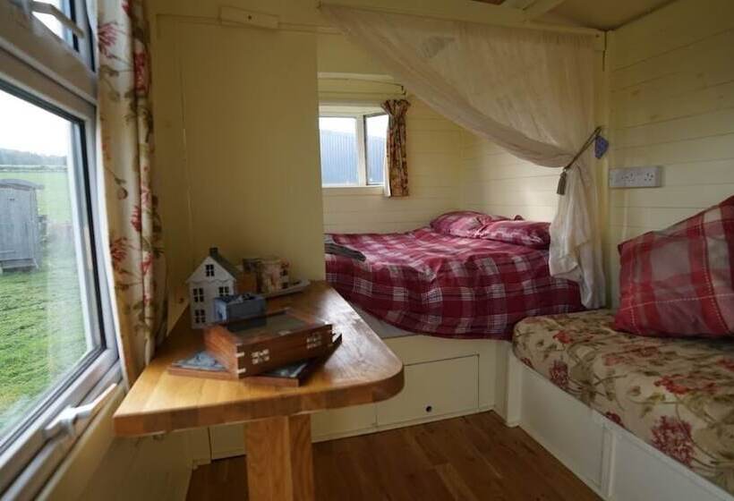 Showman S Hut @ Westcote