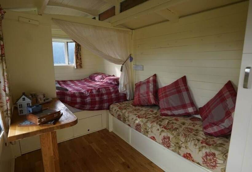 Showman S Hut @ Westcote