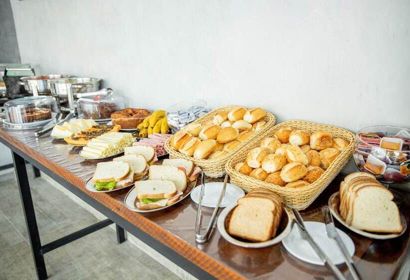 הוסטל Pousada Cadiz   Piscina Climatizada