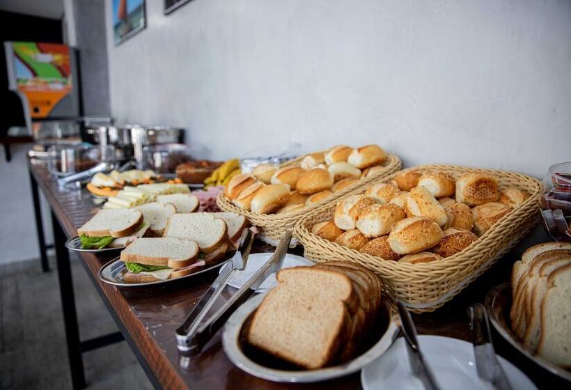 הוסטל Pousada Cadiz   Piscina Climatizada