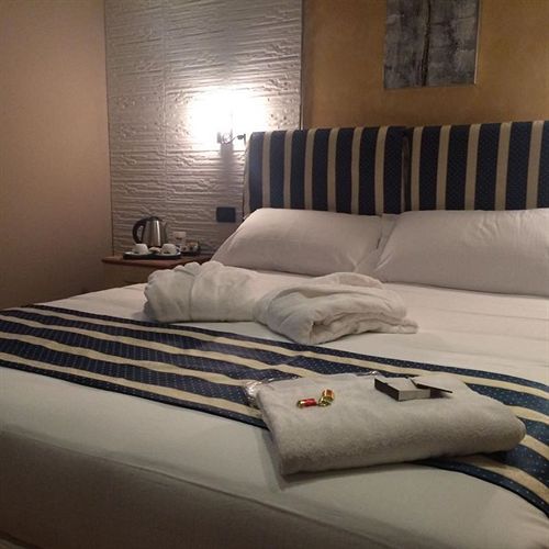 Отель Fly  Cagliari